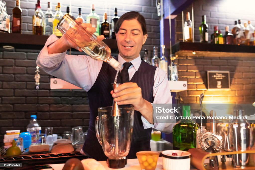 Bartender profissional em ação